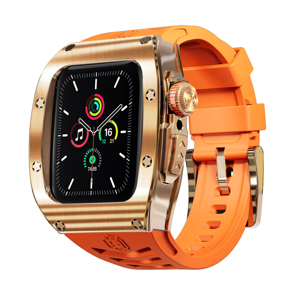 Étui de protection doré pour Apple Watch avec bracelet silicone orange vif, design robuste et moderne.