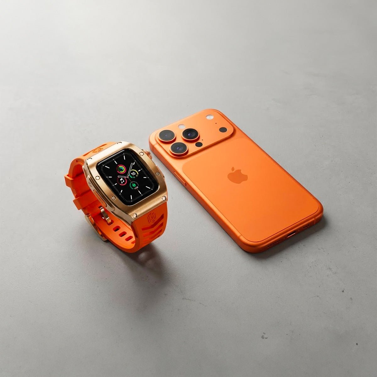 Étui de protection orange renforcé avec bracelet silicone assorti pour Apple Watch, design moderne et audacieux.