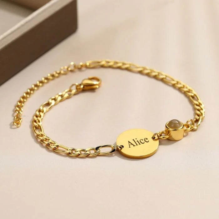 Bracelet en acier inoxydable doré, chaîne maille figaro, médaille ovale gravée prénom "Alice" avec pendentif projection rond