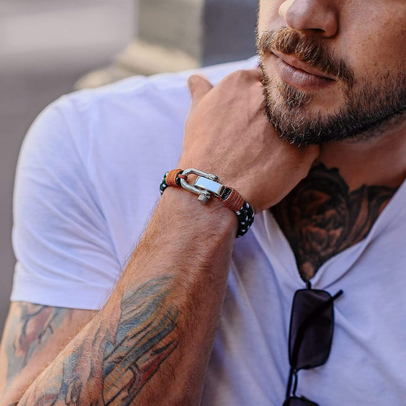 Bracelet bleu homme en acier inoxydable avec mousqueton, style moderne et robuste.