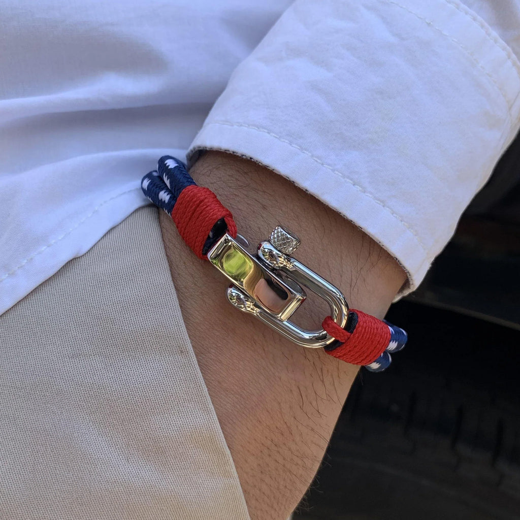 Bracelet homme corde tressée rouge et bleue avec mousqueton en acier inoxydable argenté.