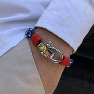 Bracelet homme corde tressée rouge et bleue avec mousqueton en acier inoxydable argenté.