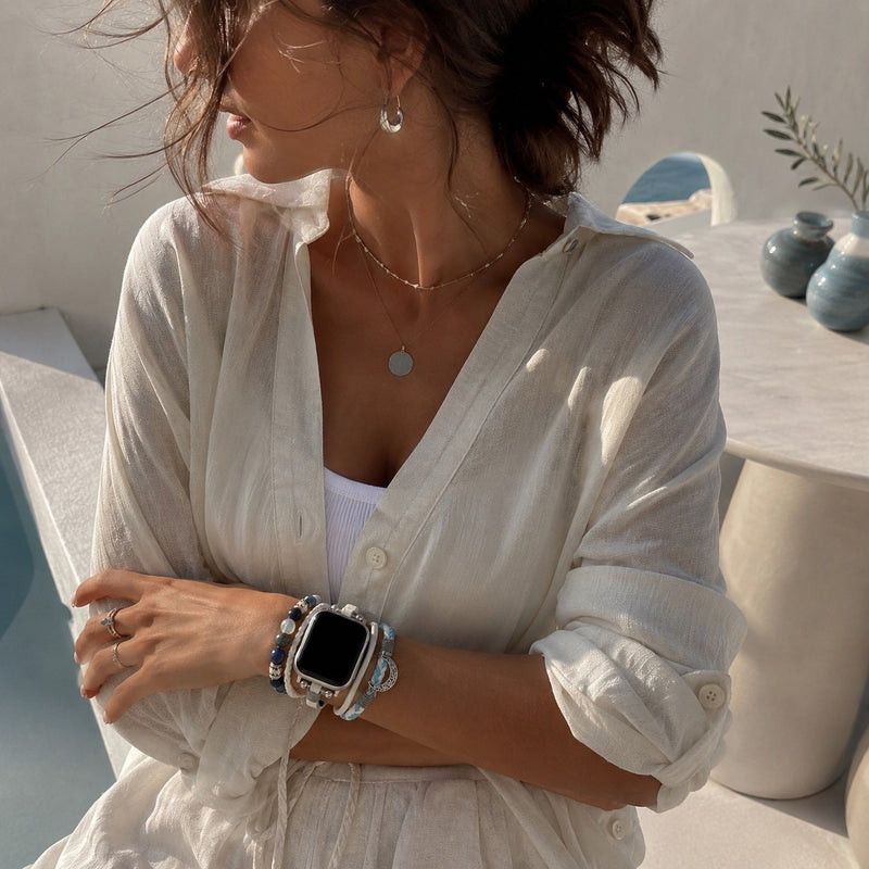 Bracelet Apple Watch multirang blanc et bleu, pierres naturelles et pendentif lune, fermoir ajustable sans outil, modèle Hécate