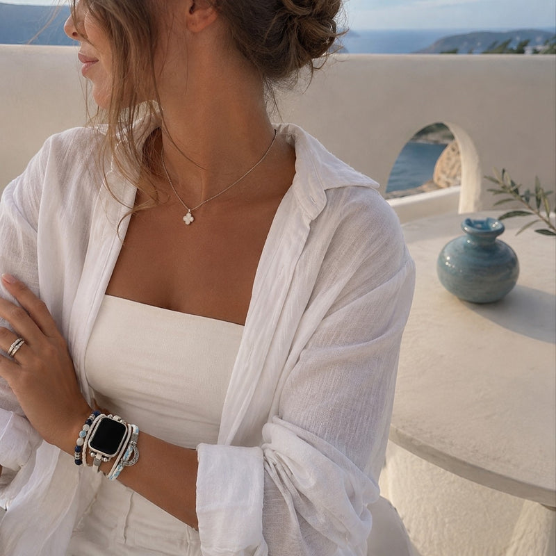 Bracelet Apple Watch multirang blanc et bleu, pierres naturelles et pendentif lune, fermoir ajustable sans outil, modèle Hécate