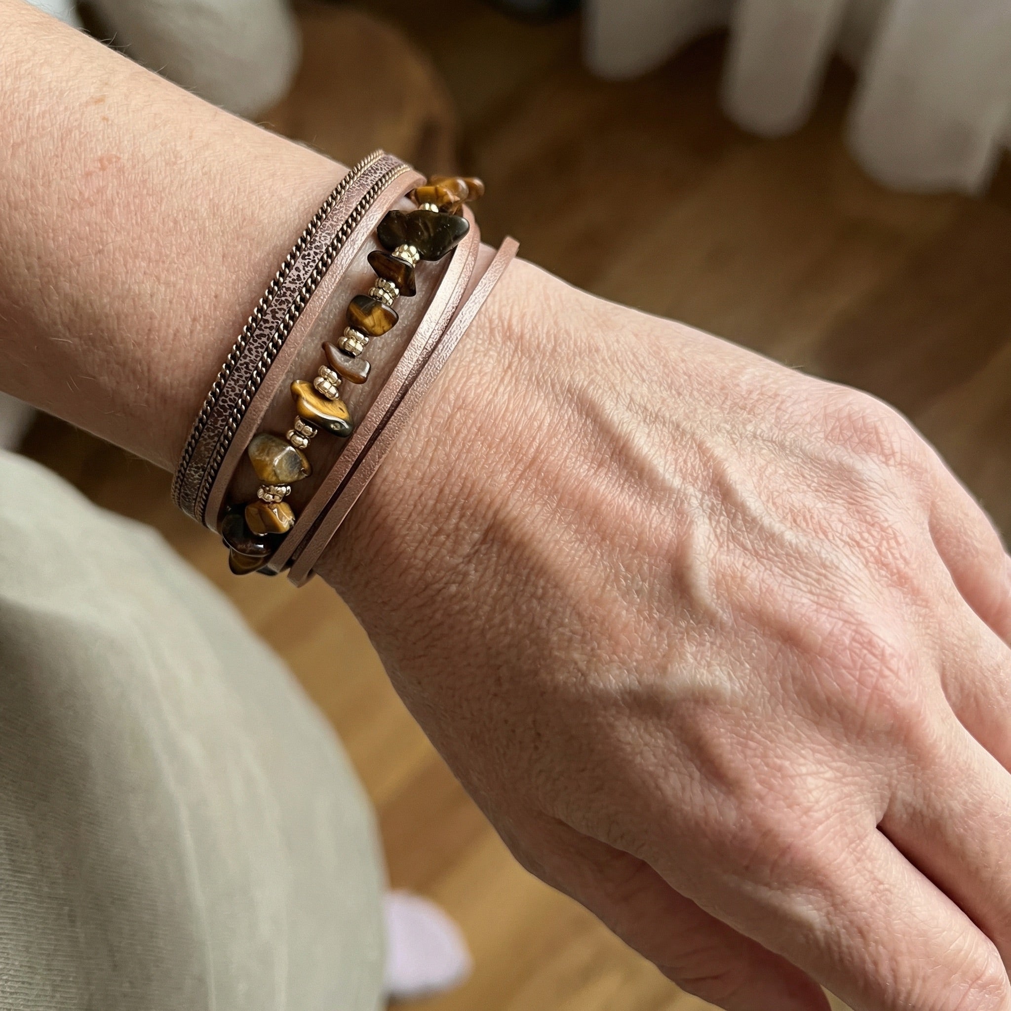 Multi-strand bracelet in vegan imitation leather, irregular natural stones, gold-colored magnetic clasp, bold style, Estie model