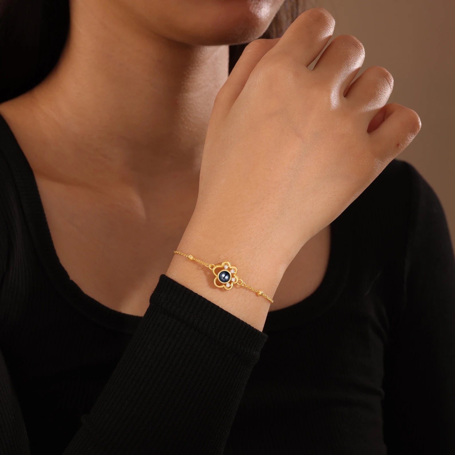 Bracelet fin en argent 925 plaqué or avec pendentif patte d’animal et photo personnalisée au centre, chaîne maille forçat.