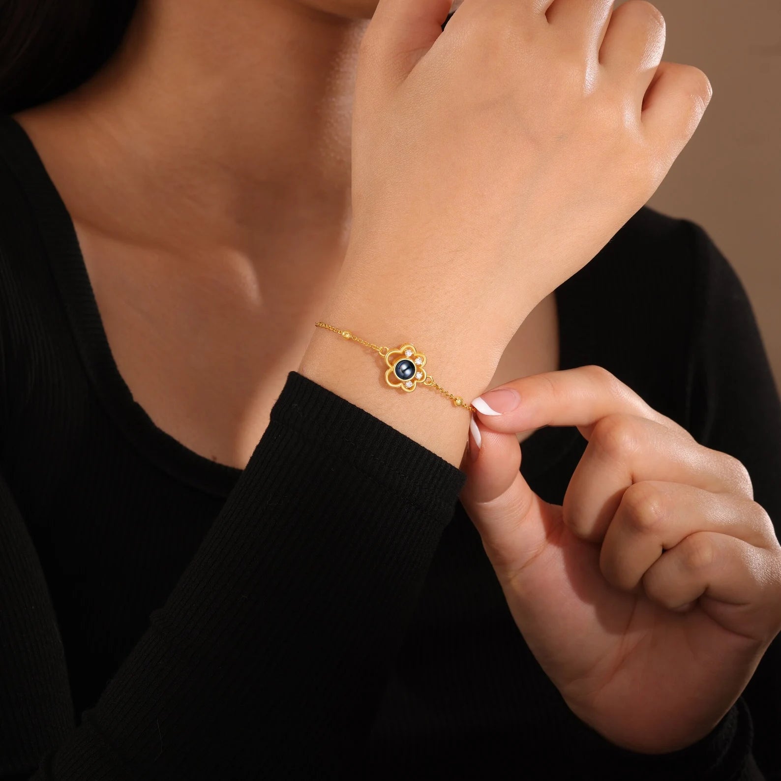 Bracelet fin en argent 925 plaqué or avec pendentif patte d’animal et photo projetée personnalisée.