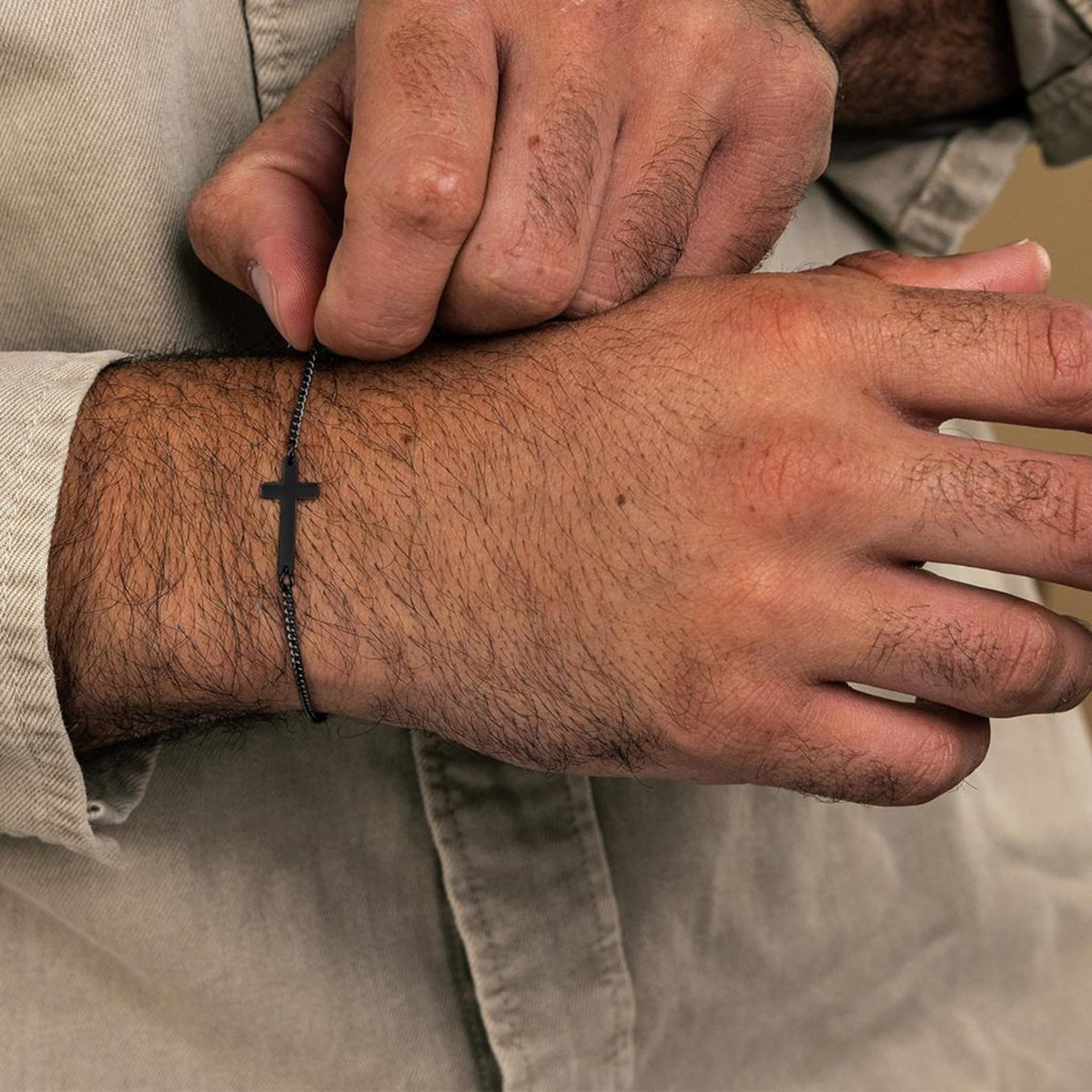 Bracelet croix gravable en acier inoxydable, chaîne fine ajustable, symbole personnel à porter chaque jour, modèle Shilore