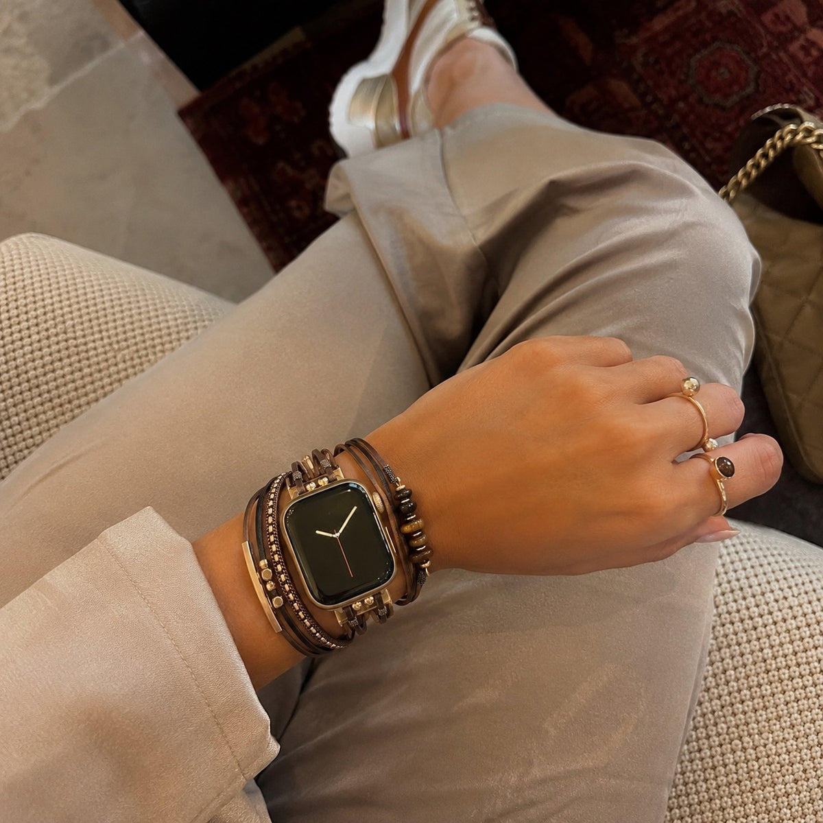 Bracelet de montre femme à cordons multiples, détails dorés et pierres vertes, accessoire de poignet élégant, Jaonie