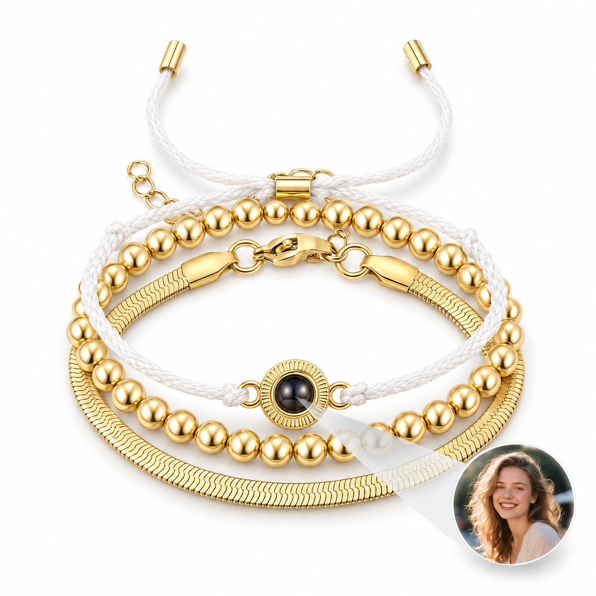 Bracelet à projection photo personnalisé, trio perles dorées et cordon tressé, acier inoxydable, bijou cadeau émotionnel — modèle Jivana — Or et blanc — packshot studio photo sous lentille