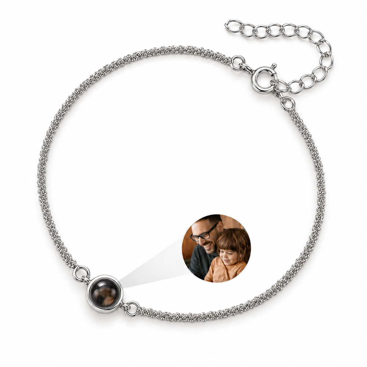 Bracelet photo personnalisé, projection lumineuse, maille torsadée — modèle Junisse — Argent — packshot studio photo sous lentille