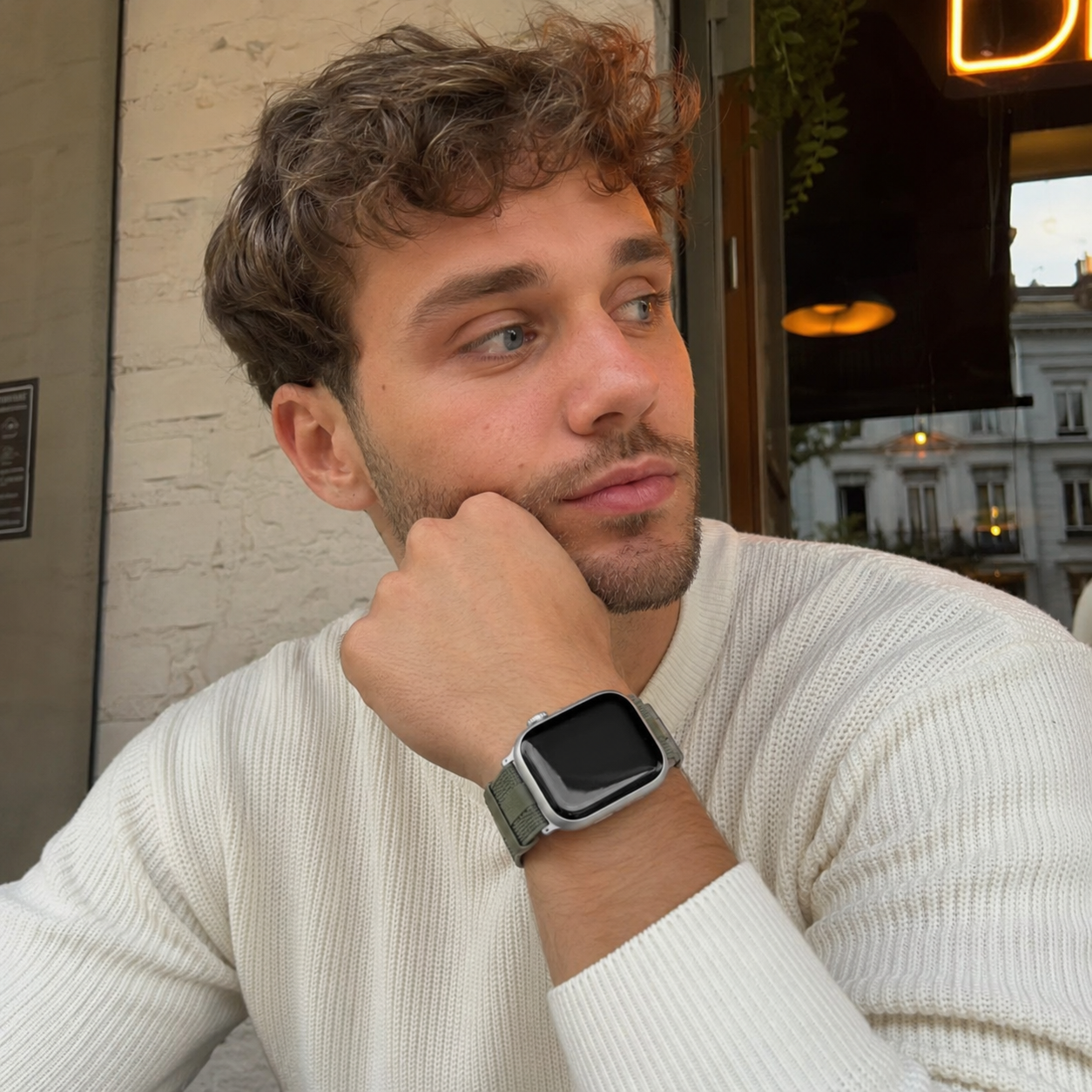 Texturiertes Silikonarmband für die Apple Watch, ausgestattet mit einer robusten Edelstahlschließe, bietet höchsten Tragekomfort, Modell Guetta