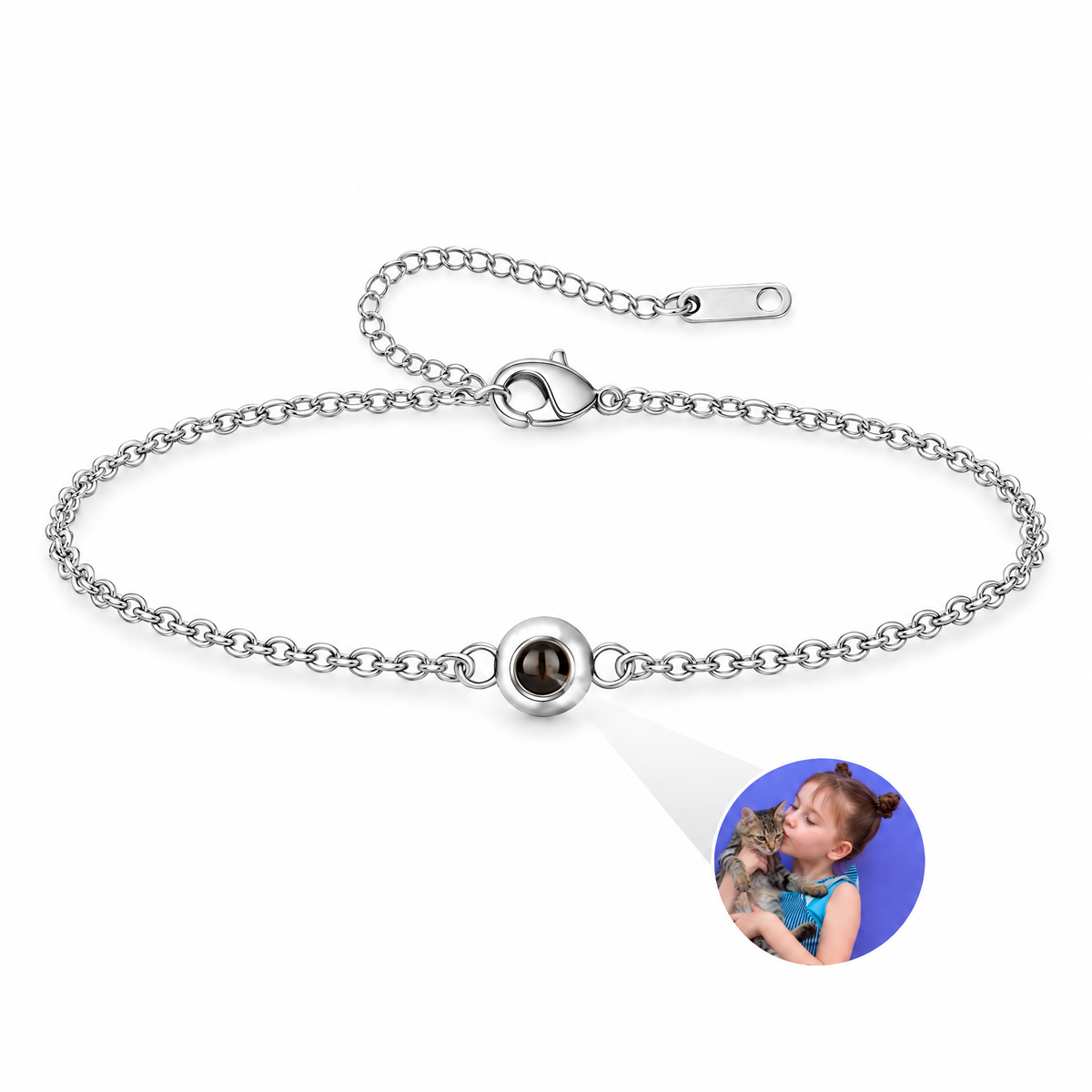 Bracelet personnalisé à projection photo, chaîne maille Rolo en acier inoxydable — modèle Karmeni — Argent — packshot studio photo sous lentille
