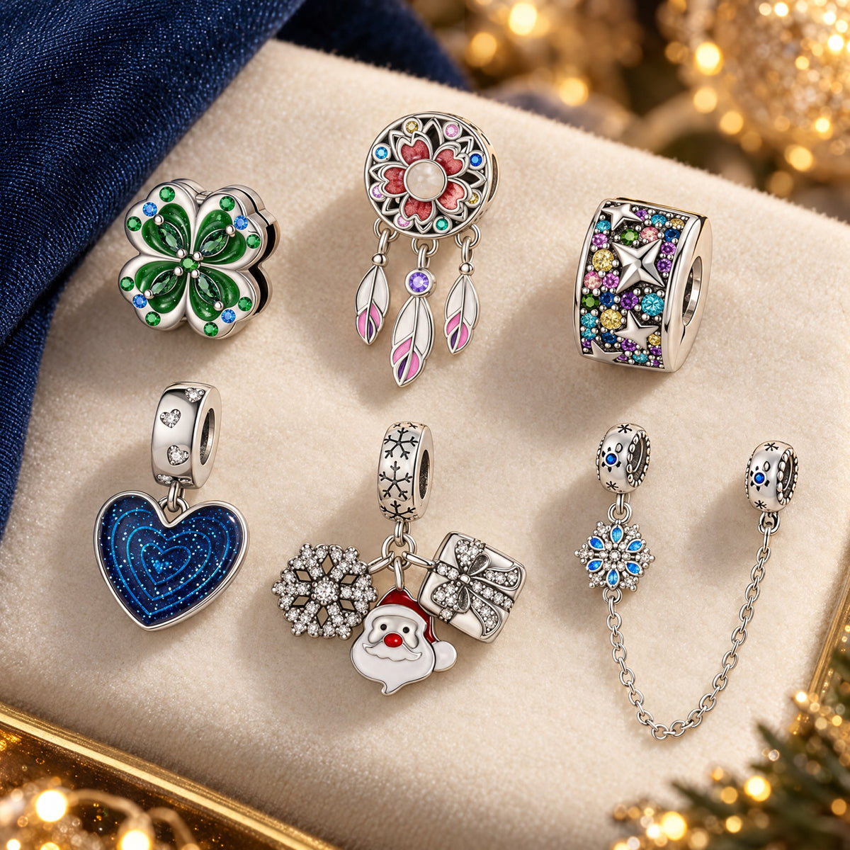 Aperçu de charms du calendrier : trèfle, attrape-rêves, étoiles, cœur et motifs de Noël