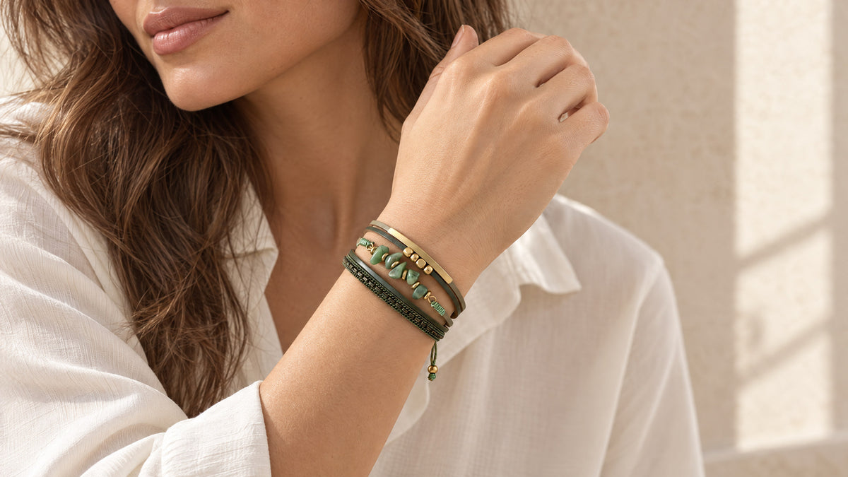 Femme portant le bracelet multirangs Hailey vert avec pierres naturelles