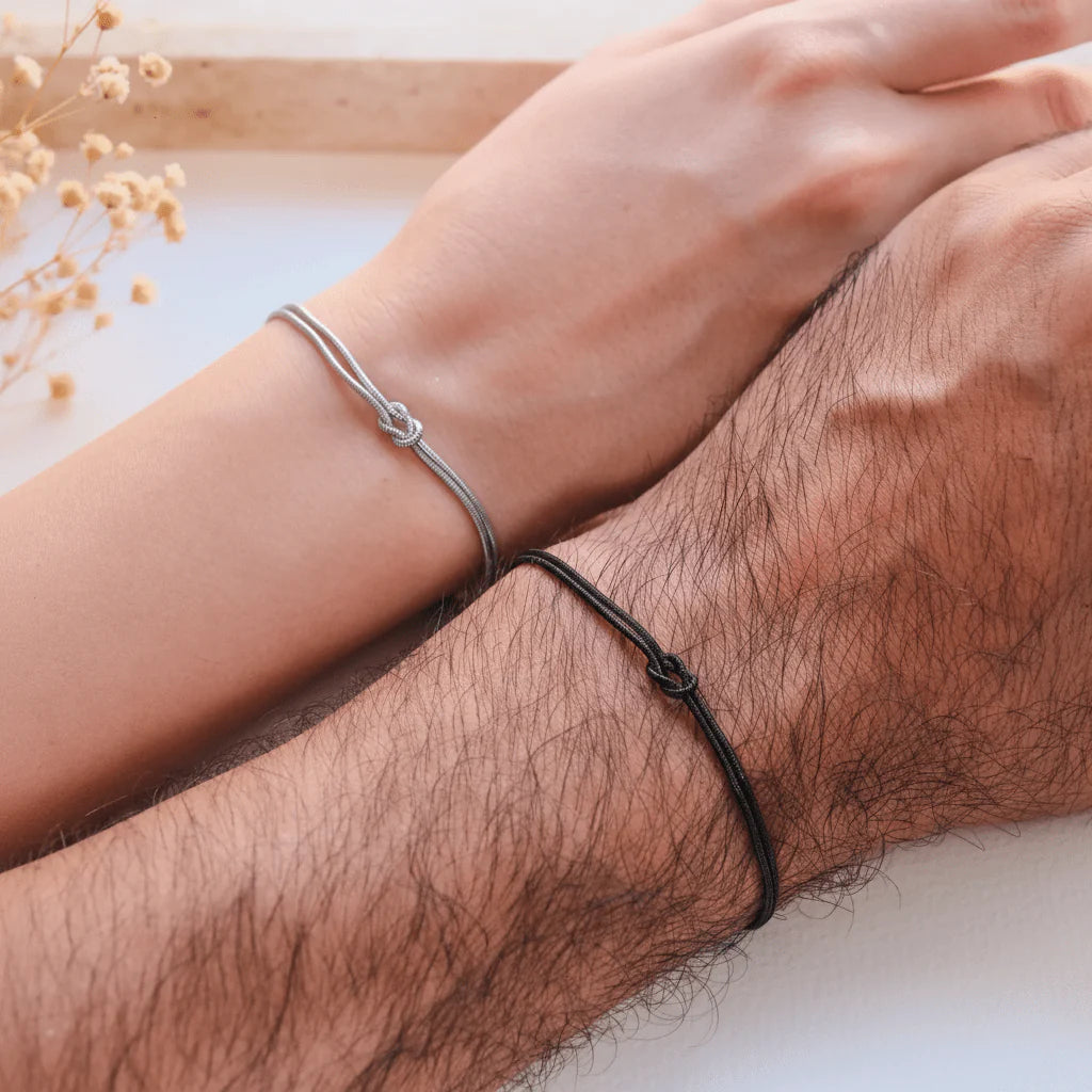 Bracelets en acier inoxydable gris et noir avec nœud central minimaliste, design fin et unisexe pour couple.