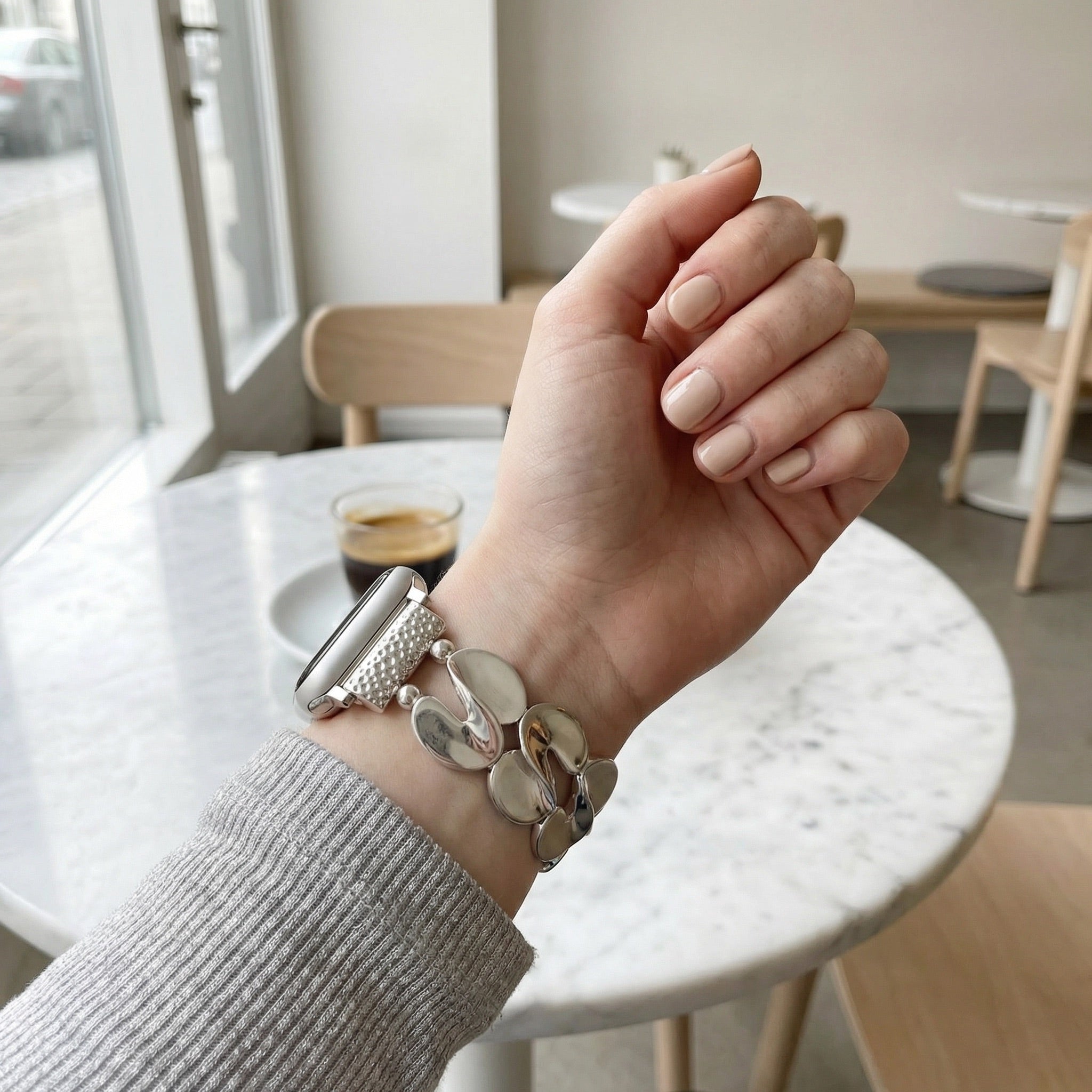 Apple Watch Bracelet for Women, Oval Link Alloy, Comfortable Elastic, Shiny Finish, Elegant Wrist Accessory, Souria Model