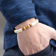 Lot de 2 bracelets homme en perles de bois blanc et naturel, style minimaliste et élégant.