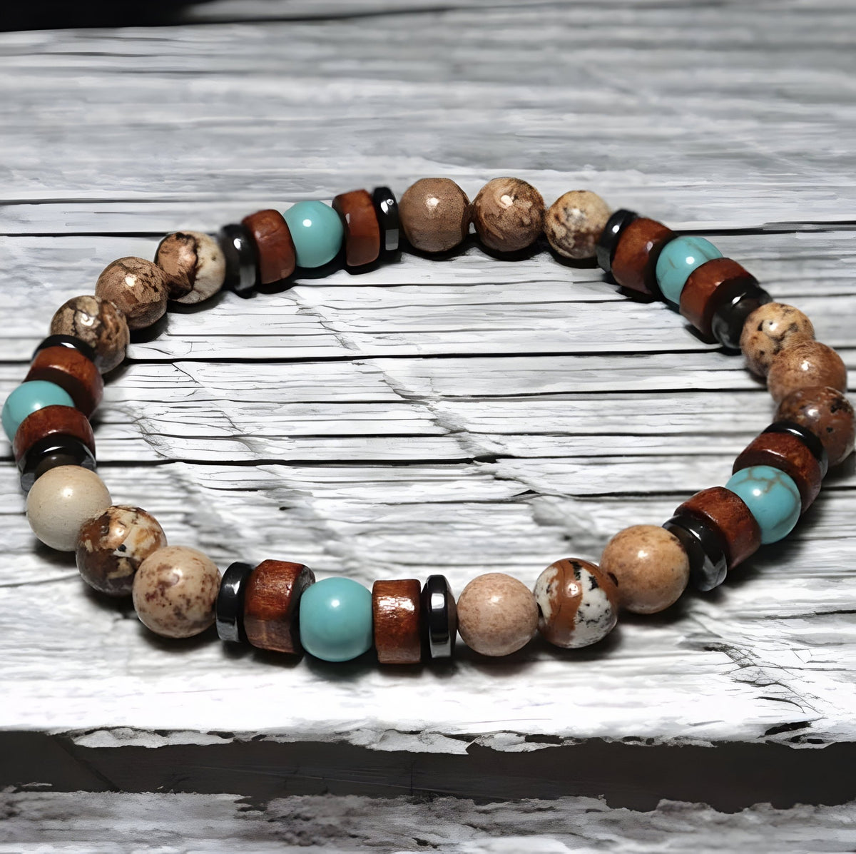 Bracelet homme en perles de bois clair, pierres turquoise, et détails en bois foncé, style naturel.