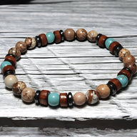 Bracelet homme en perles de bois clair, pierres turquoise, et détails en bois foncé, style naturel.