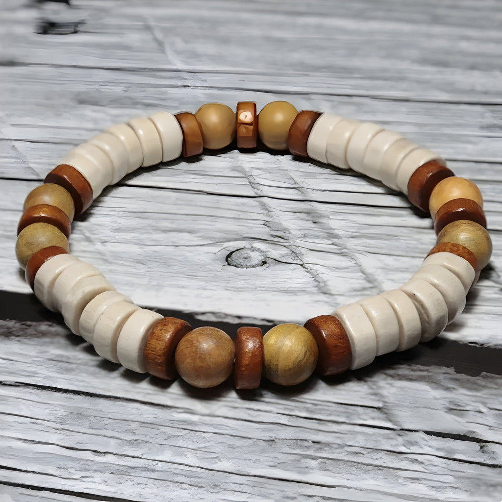 Lot de 2 bracelets homme en perles de bois clair et foncé, style naturel et épuré.