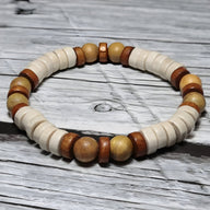 Lot de 2 bracelets homme en perles de bois clair et foncé, style naturel et épuré.
