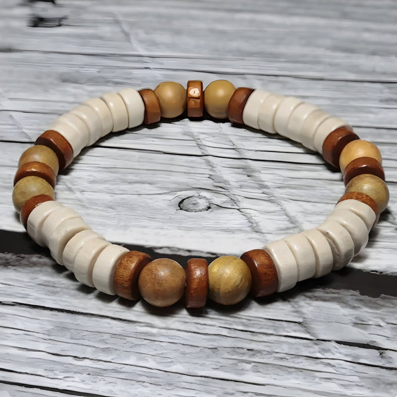 Lot de 2 bracelets homme en perles de bois clair et foncé, style naturel et épuré.