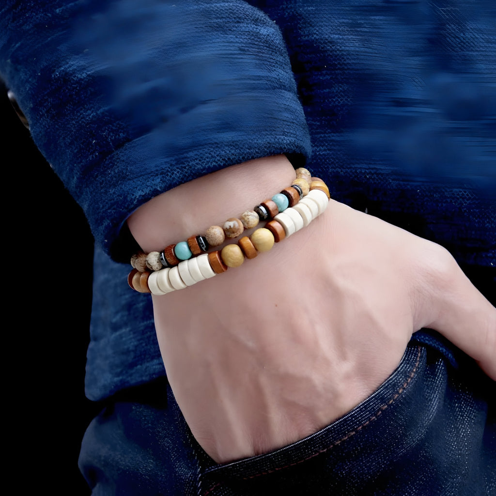 Deux bracelets pour homme en perles de bois naturel et pierres mélangées, tons beige et marron.