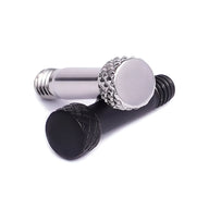 Lot de 2 vis de manille, une argentée avec tête cannelée et une noire mate, design robuste.