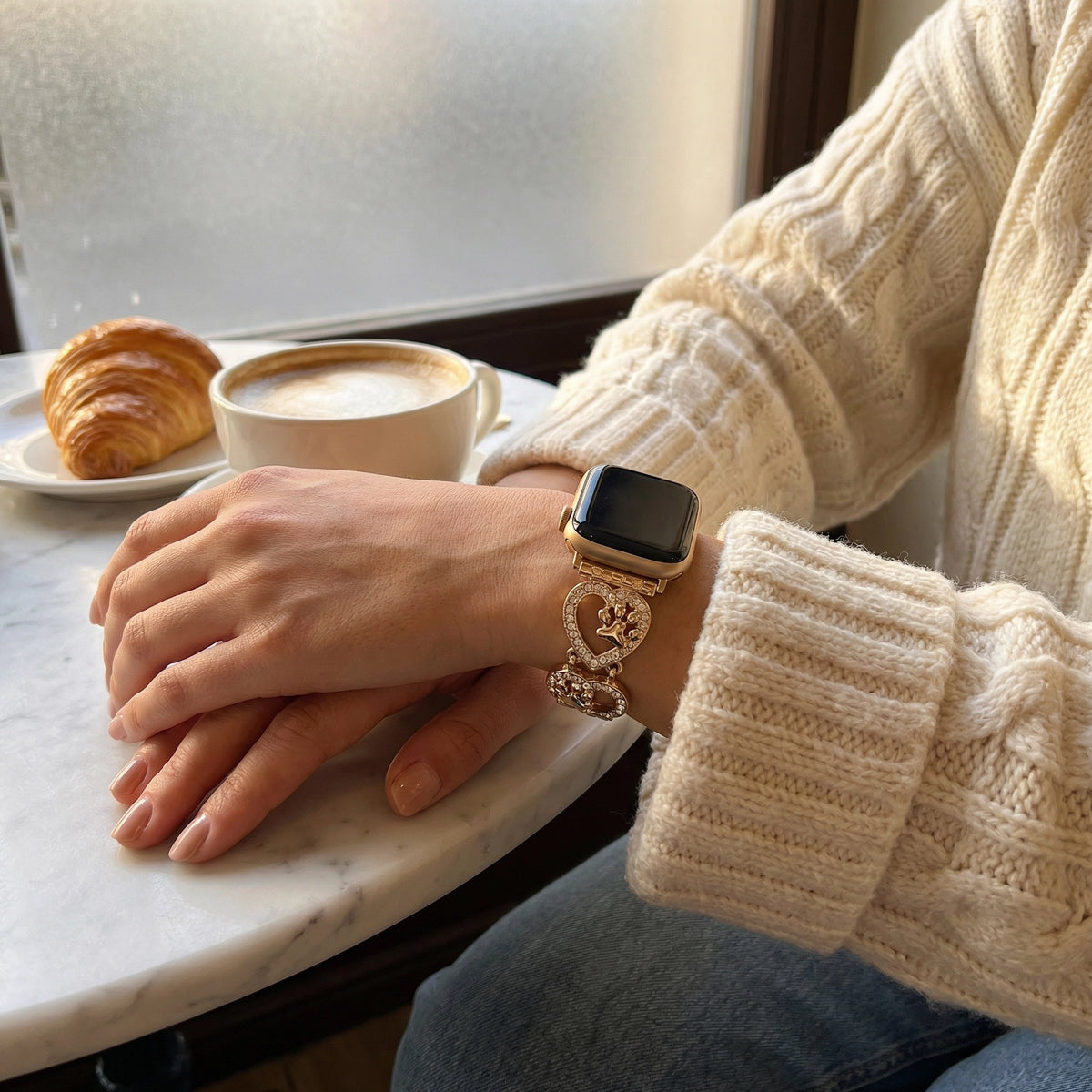 Bracelet Apple Watch pour femme, maille en alliage avec motif cœur, bijou avec empreinte de patte, accessoire élégant pour montre connectée, cadeau idéal pour amoureuse des animaux, modèle Patoune