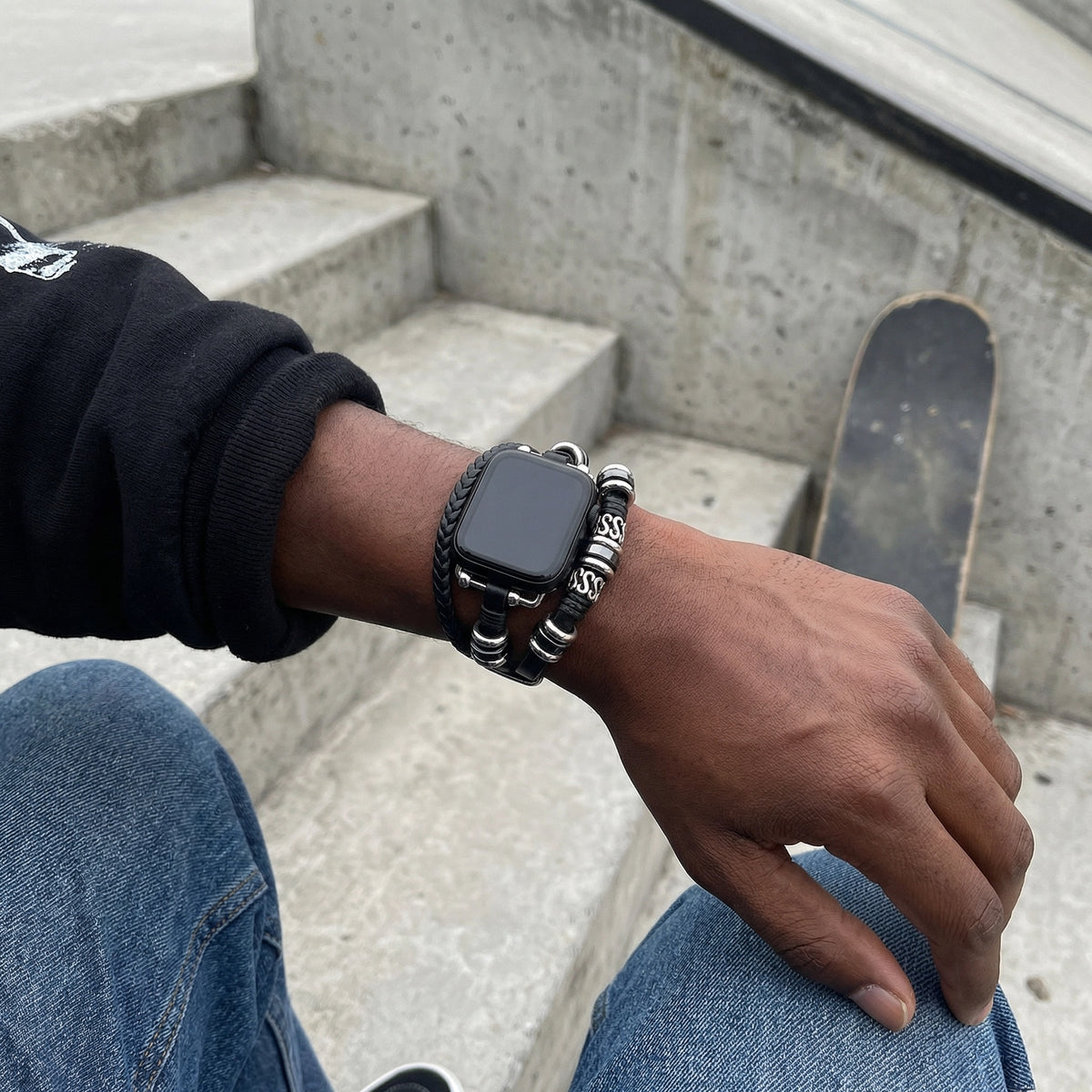 Bracelet Apple Watch multi-rangs, style lanière tressé et perles acier, taille réglable pour homme, modèle Gladius