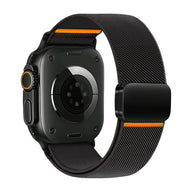 Bracelet Apple Watch nylon noir respirant avec fermeture magnétique noire et détail orange subtile.