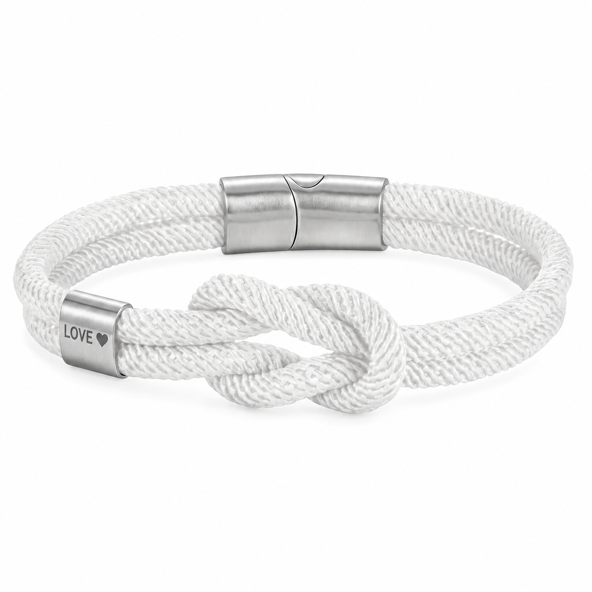 Bracelet Nono Blanc et argent, embout métallique gravé LOVE ♥ près du nœud marin, posé de face sur fond blanc