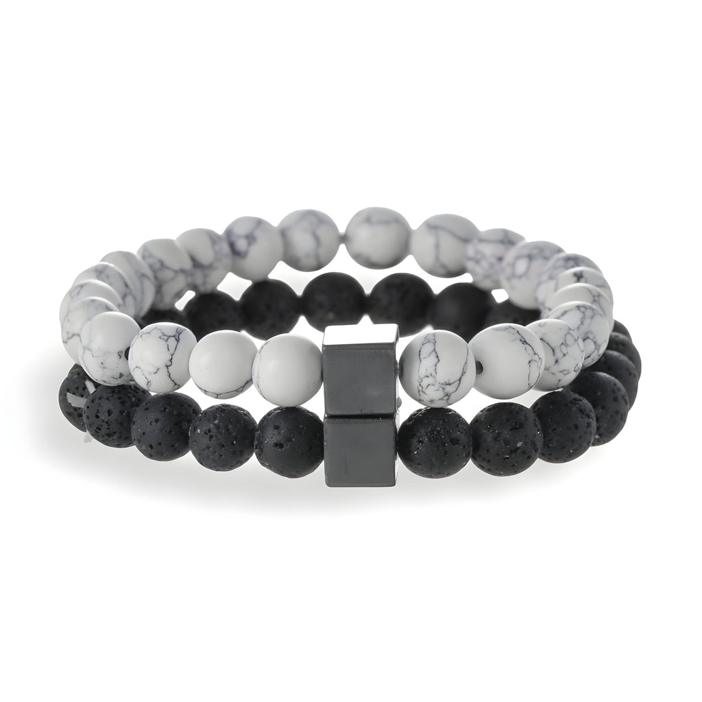 Paire de bracelets élastiques pour homme en pierres volcaniques noires et blanches avec perles marbrées et carrées noires.
