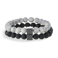 Paire de bracelets élastiques pour homme en pierres volcaniques noires et blanches avec perles marbrées et carrées noires.