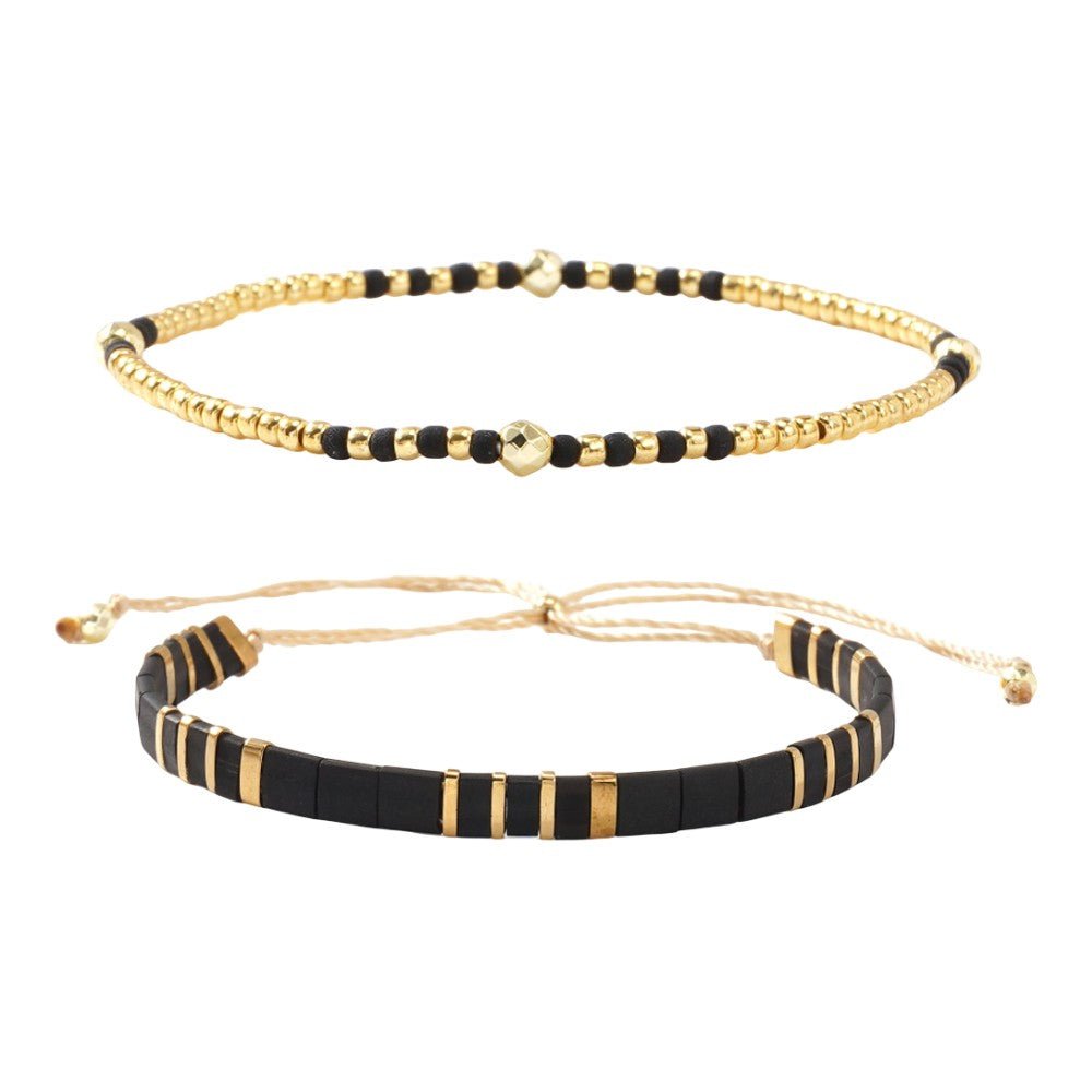 Ensemble de bracelets bohème chic avec perles dorées fines et cubes marbrés noirs et blancs, réglables.