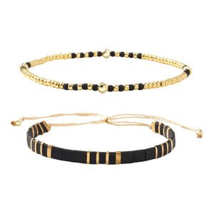 Ensemble de bracelets bohème chic avec perles dorées fines et cubes marbrés noirs et blancs, réglables.