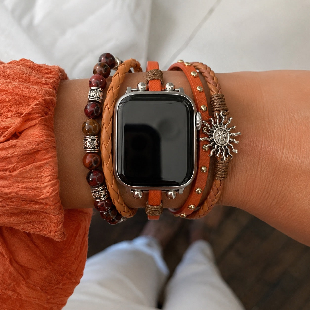 Bracelet Apple Watch multirang orange, pierres naturelles et pendentif soleil, fermoir ajustable sans outil, modèle Amaterasu