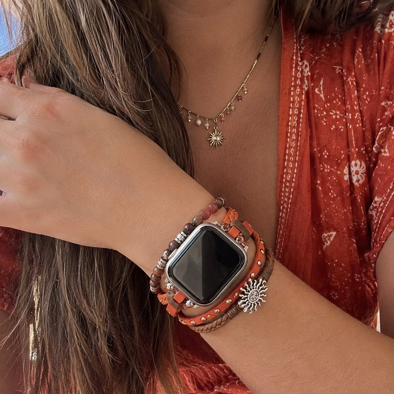Bracelet Apple Watch multirang orange, pierres naturelles et pendentif soleil, fermoir ajustable sans outil, modèle Amaterasu