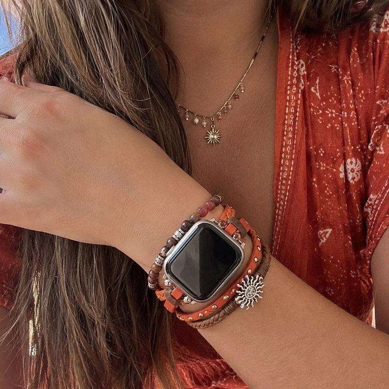 Bracelet Apple Watch multirang orange, pierres naturelles et pendentif soleil, fermoir ajustable sans outil, modèle Amaterasu