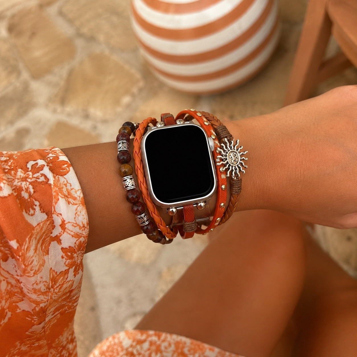 Bracelet Apple Watch multirang orange, pierres naturelles et pendentif soleil, fermoir ajustable sans outil, modèle Amaterasu