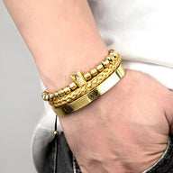 Trio de bracelets homme en acier inoxydable doré avec couronne et maillons texturés.