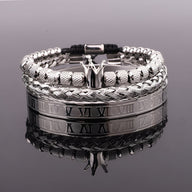 Trio de bracelets argentés en acier inoxydable avec motif bouclier et chiffres romains gravés.