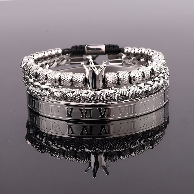 Trio de bracelets argentés en acier inoxydable avec motif bouclier et chiffres romains gravés.