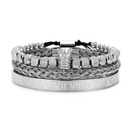 Trio de bracelets homme en acier inoxydable argenté avec couronne centrale ornée de pierres fines.