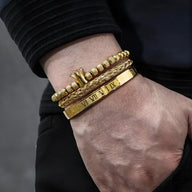 Trio de bracelets en acier inoxydable doré, style perles, bande lisse et bande gravée chiffres romains.