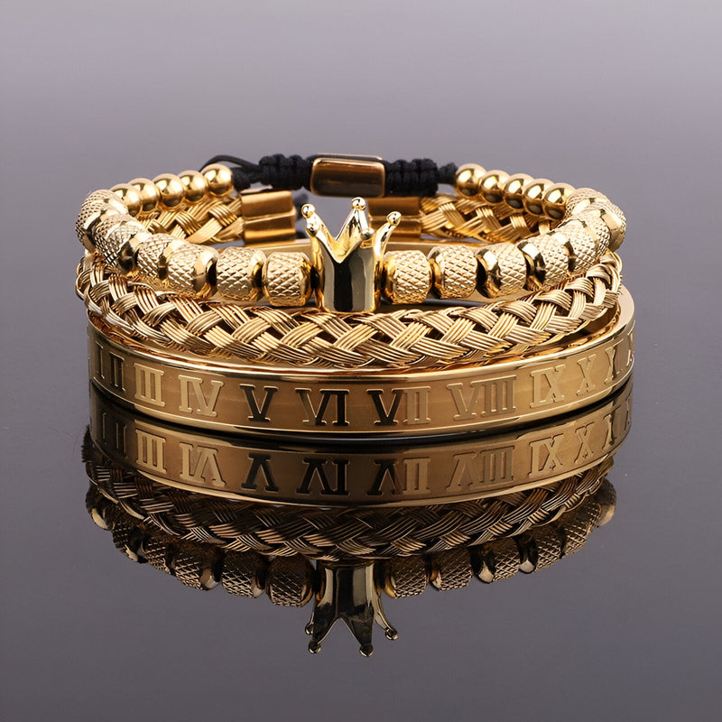 Trio de bracelets en acier inoxydable doré, incluant un modèle avec couronne et motifs chiffres romains gravés.