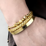 Trio de bracelets en acier inoxydable or doré avec mailles, perles et plaques lisses pour homme.