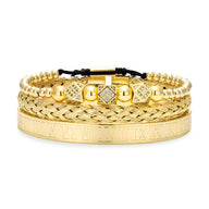 Trio de bracelets en acier inoxydable doré, avec détails tressés, perles et gravure romaine.