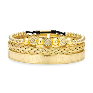 Trio de bracelets en acier inoxydable doré, avec détails tressés, perles et gravure romaine.